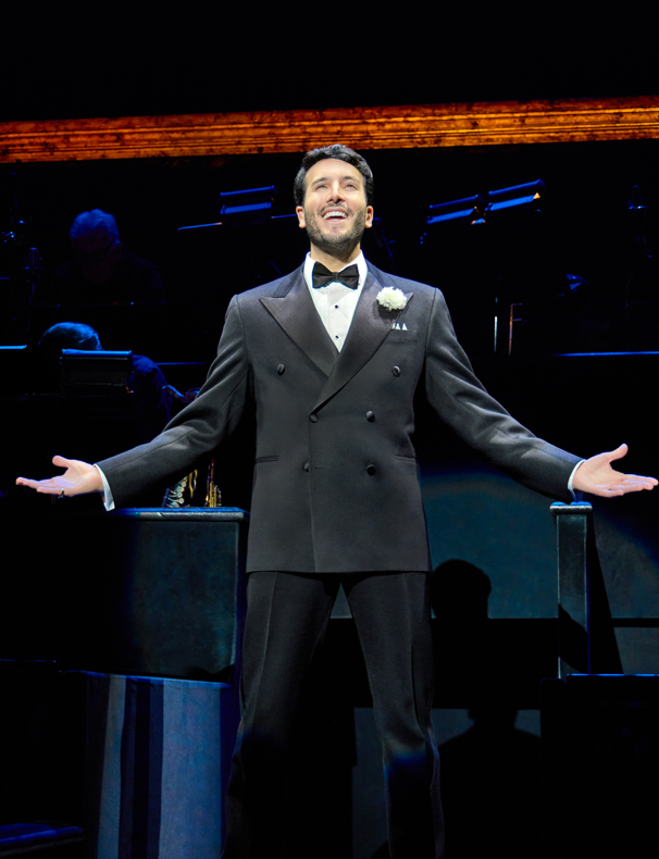 SEBASTIÁN YATRA CONQUISTA BROADWAY EN SU DEBUT COMO  BILLY FLYNN EN CHICAGO: THE MUSICAL